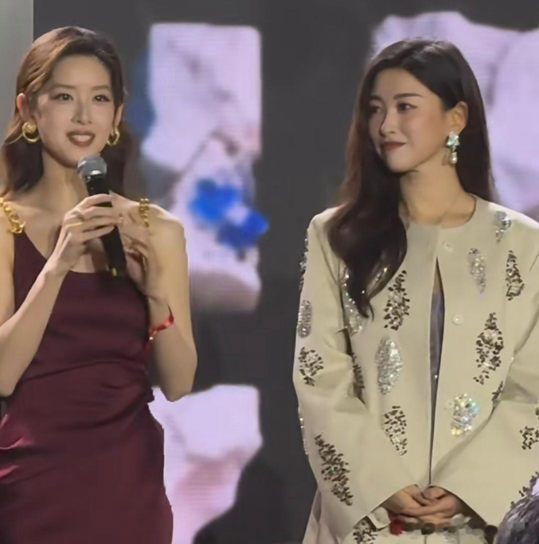 朱珠把比她小9岁章泽天比下去了，颜值气场完胜，再一次感受到了女演员的权威，那种大