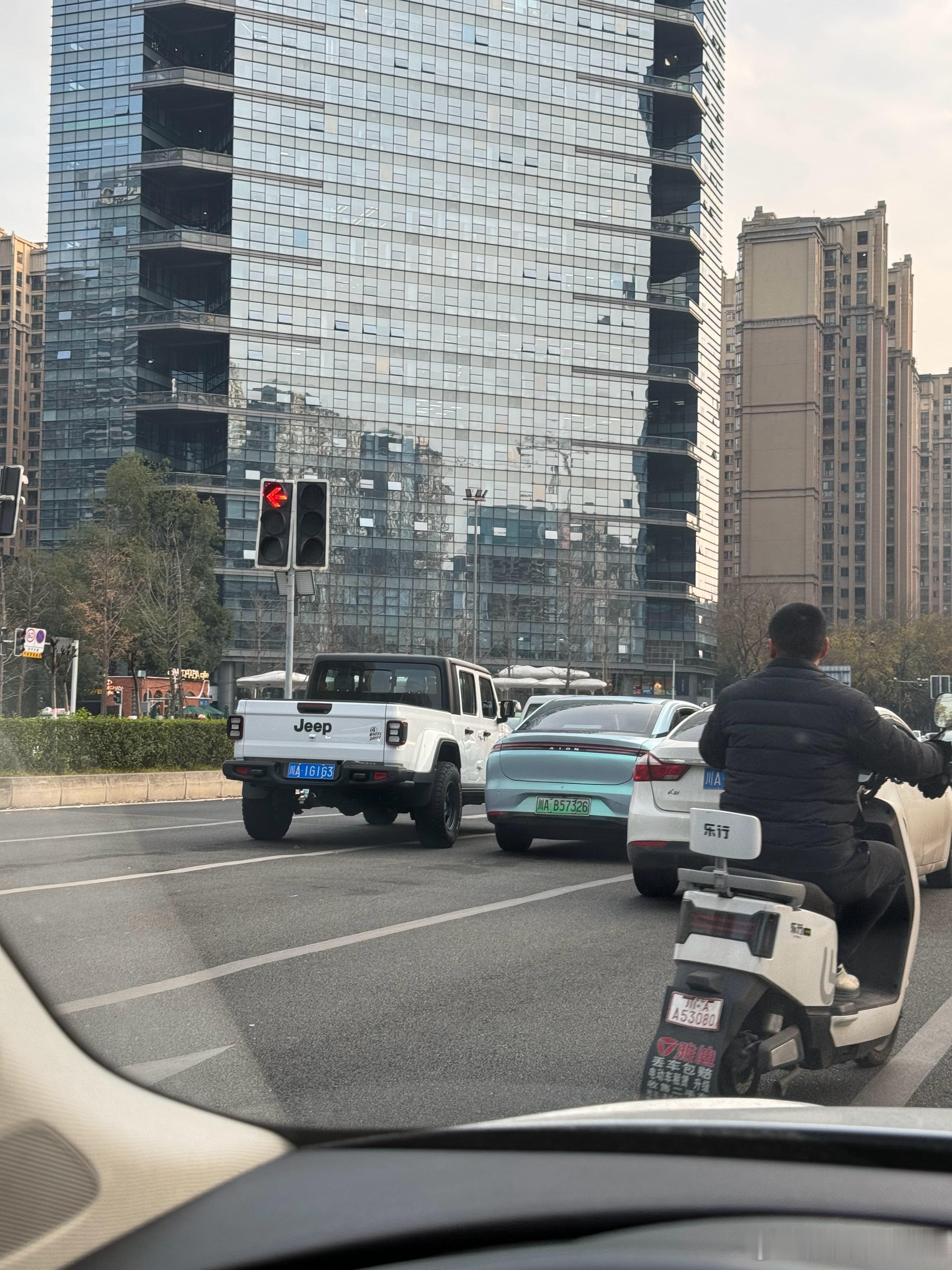 隔壁两个车在互相别，我还以为是抓毒贩呢，本来想去帮忙，结果是吵架。