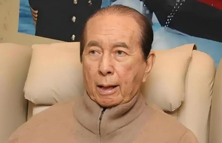 2009年7月，88岁的何鸿燊在位于香港的家中不慎摔倒，头部受到重创。他被紧急送