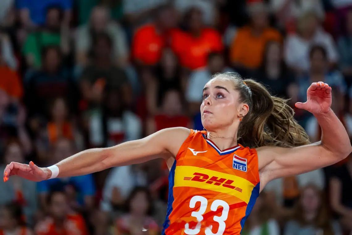 【荷兰女排30人大名单】国际排坛动态4月10日，荷兰女排主教练科斯洛夫斯基公布