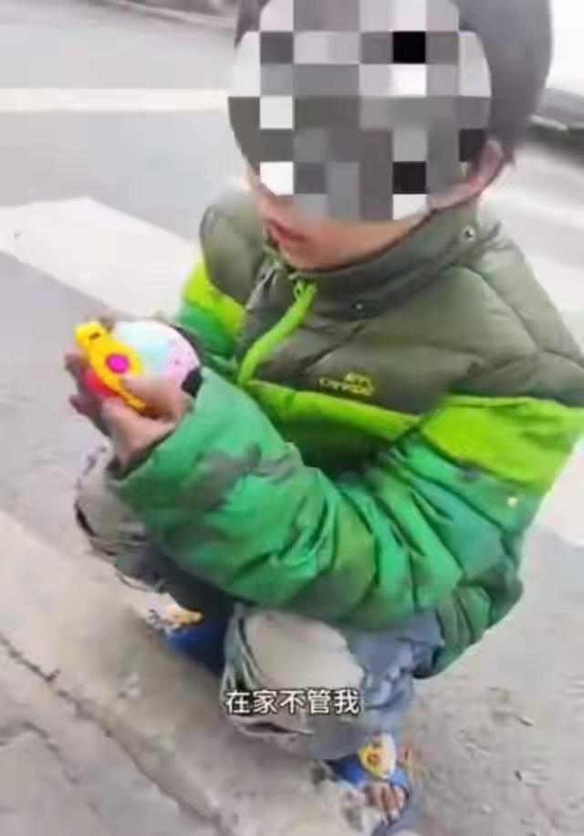 “妈妈不在了，爸爸不管我”西安一流浪女童牵动人心，当地已介入安置当生命的童