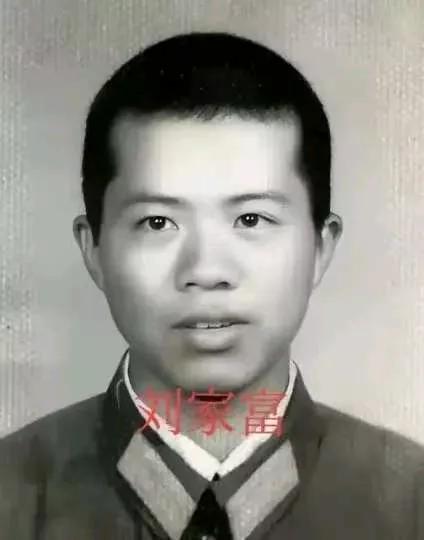 1984年，老山前线，21岁战士刘家富因左腿中弹，跌倒在弹坑中，不料被两名越军发