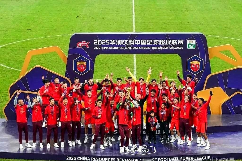 崔康熙又因为更衣室下课了。赛季打到一半，泰山队直接把功勋主帅崔康熙给换了，官