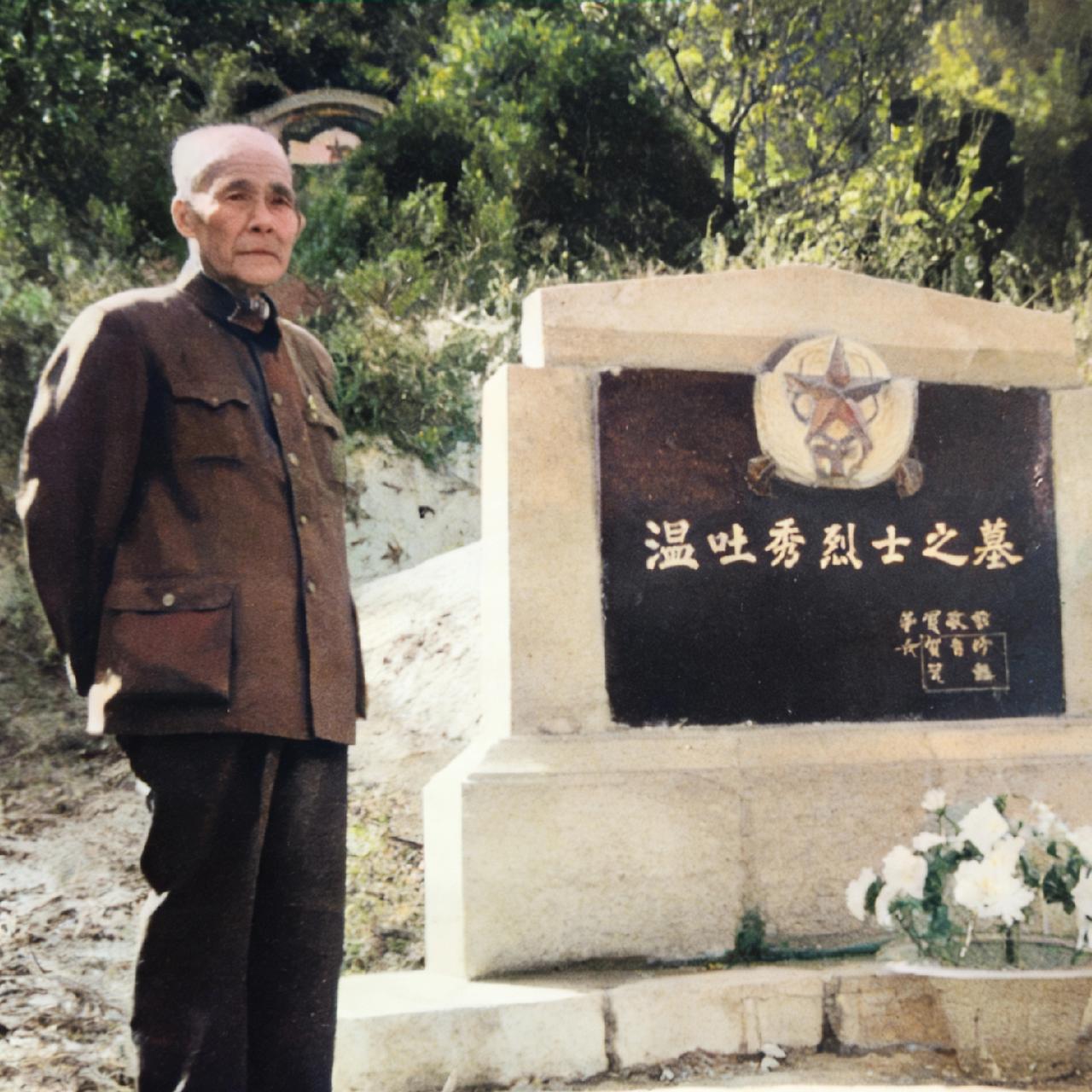 80年代，贺子珍的哥哥贺敏学来到延安，站在母亲温吐秀的墓碑前，一张罕见的留影，他