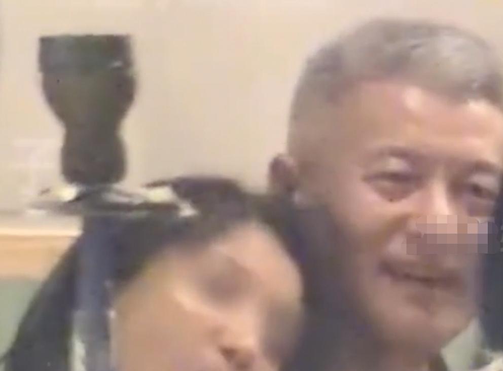 那英前脚在节目和老公不离不弃，老公后脚疑似掉链子！在综艺节目中，那英被问荒
