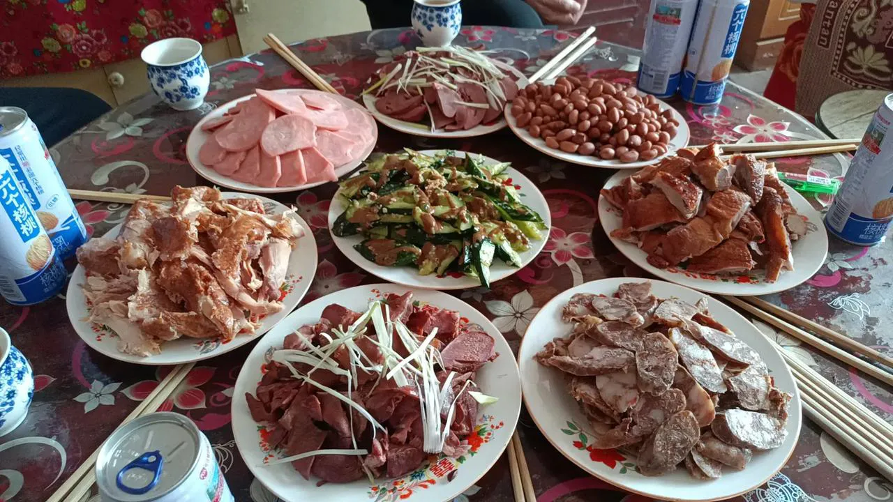 这是哪里的待客之道啊，一桌子都是硬菜呀，花生米是喝酒的必备，有的人就是好这一口