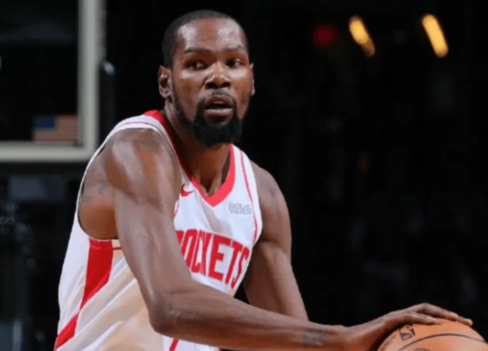 NBA常规赛，太阳主场130-118战胜马刺。赛后，火箭记者更新动态发文表示，