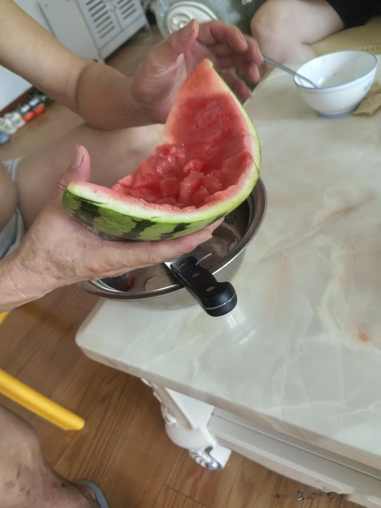 今天中午，队友买回来半个西瓜，他和儿子各吃一半。我今天去医院开了点药回来，他
