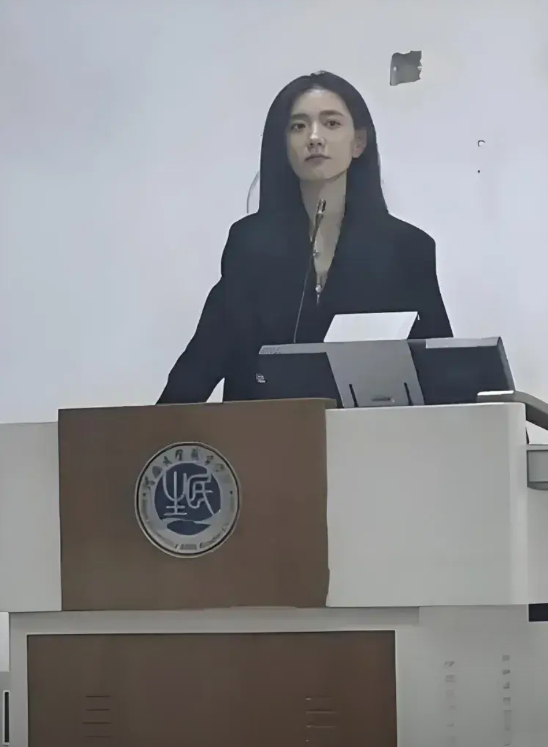 张婉莹，河南大学硕士毕业，曾在河南某学院任思政老师，她美丽大方，把枯燥的思政课讲