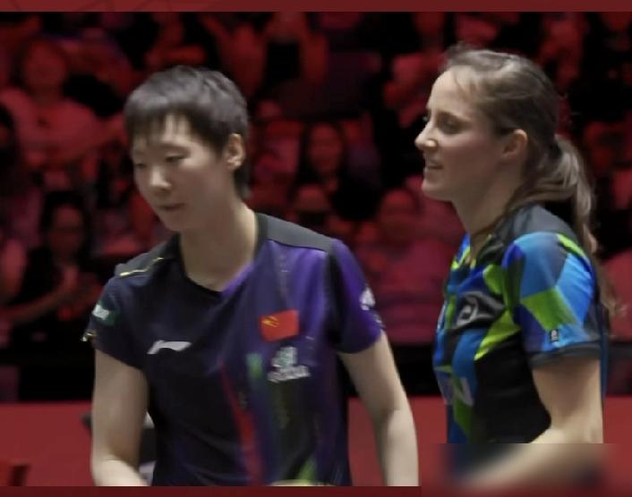 王曼昱又一次让所有人惊掉了下巴！仅仅一场新加坡大满贯，她硬生生从孙颖莎手里抢走3