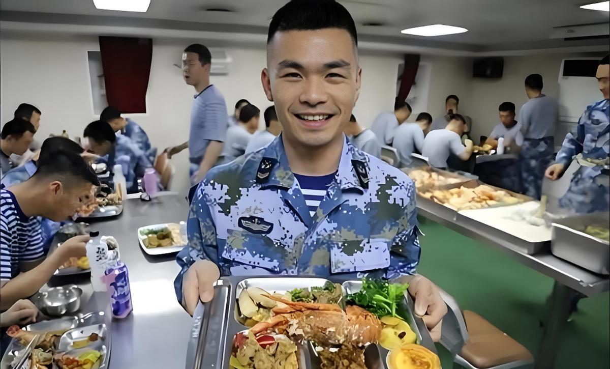 航母有多难养？山东舰编制几千人，食堂一天做七顿饭，顿顿都很丰盛，光是每天伙食费高