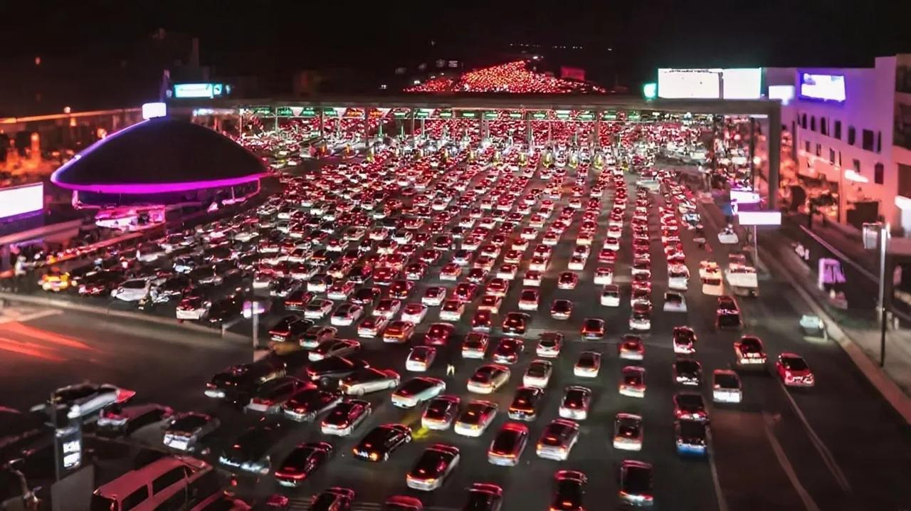《中国最大吴庄收费站：今夜点亮千万游子归乡路》2025年10月3日深夜，安徽