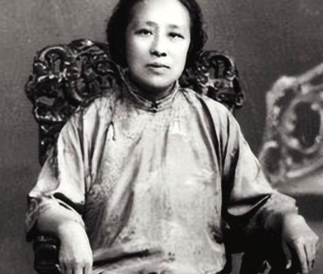 1941年，何香凝乘船撤离香港，突遇