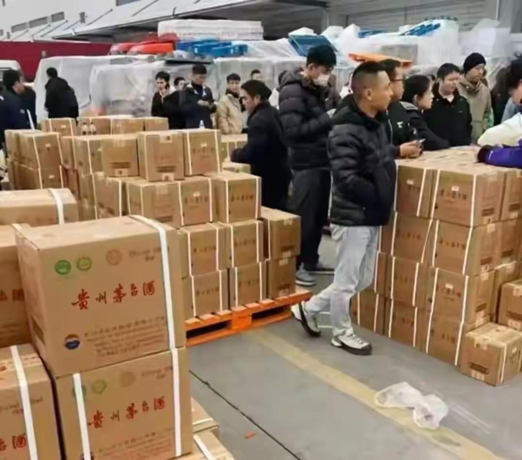 茅台早已脱离饮用属性，成了众人争抢的短期理财产品，贵阳一人限购20箱的活动里，大
