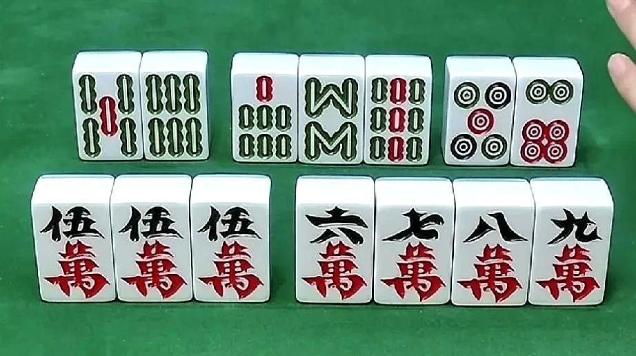 这把牌正确的打法是打九条，如果这个你都看不出来，可以说你打麻将的水平很低级。说