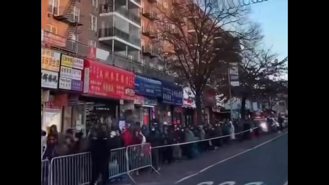 有网友发视频在纽约法拉盛街，凯辛娜大道北侧，华人的盛宴又开始了。免费的叉烧饭几公