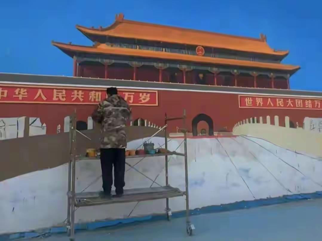 土墙惊现“天安门”！这个河南小村火了，背后故事看哭全网河南商丘一个名不见经传