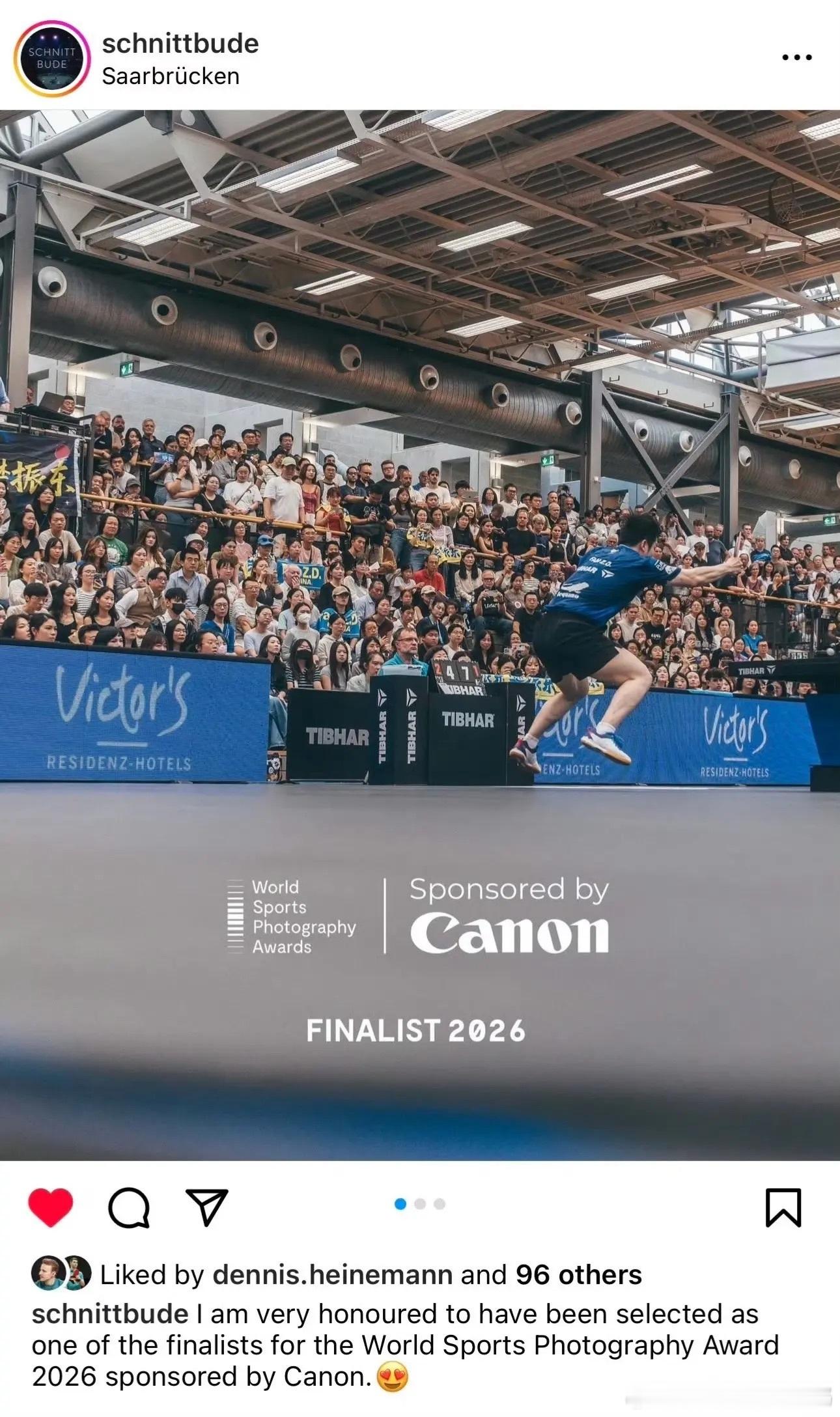 这帧画面太有冲击力！樊振东蹬地腾空的爆发力，在光影中凝成最动人的体育诗，既藏着国