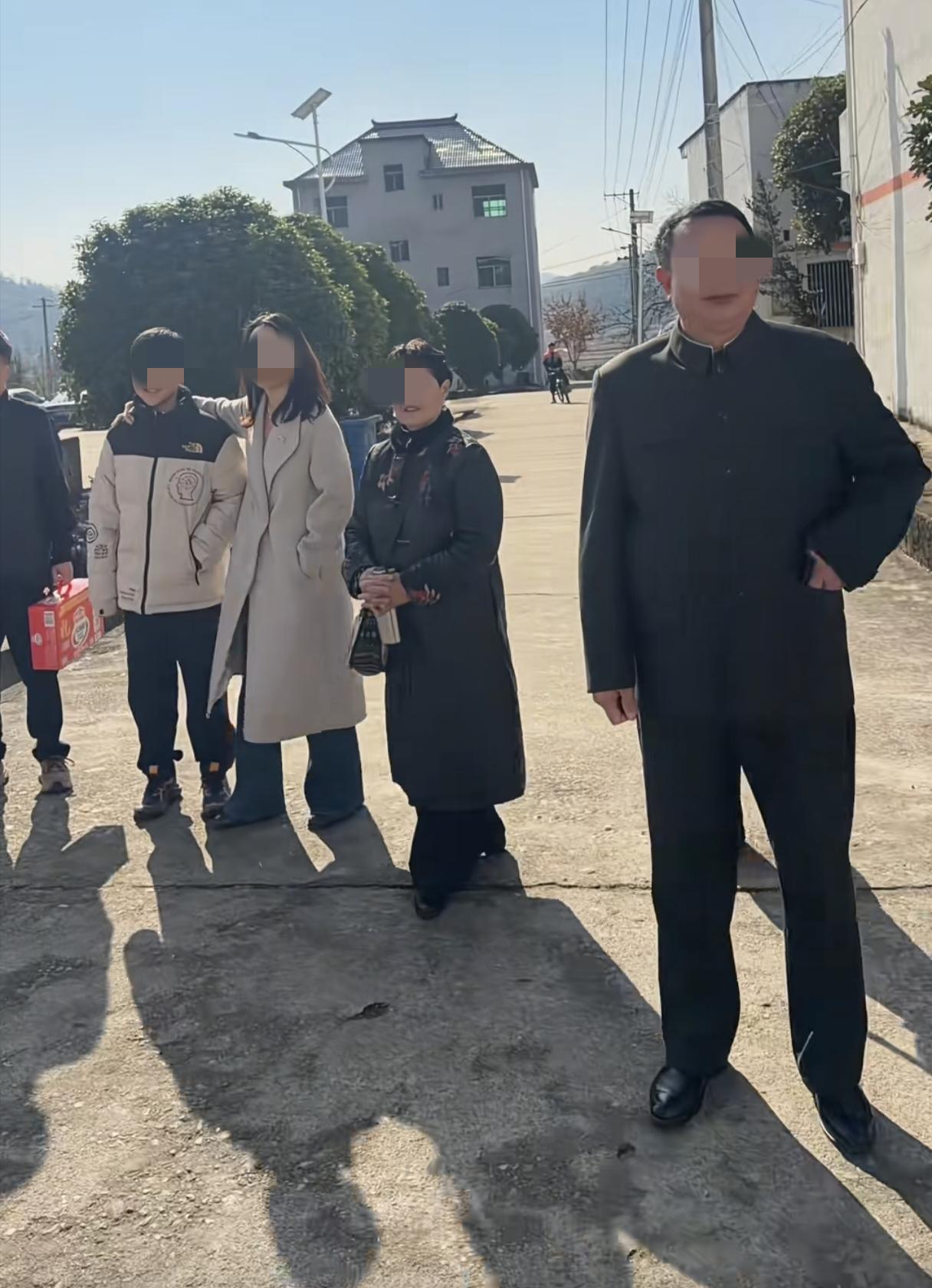 女子河南远嫁江西13年，父母第一次上门看女儿，最开始父母是不同意的，所以结婚时没