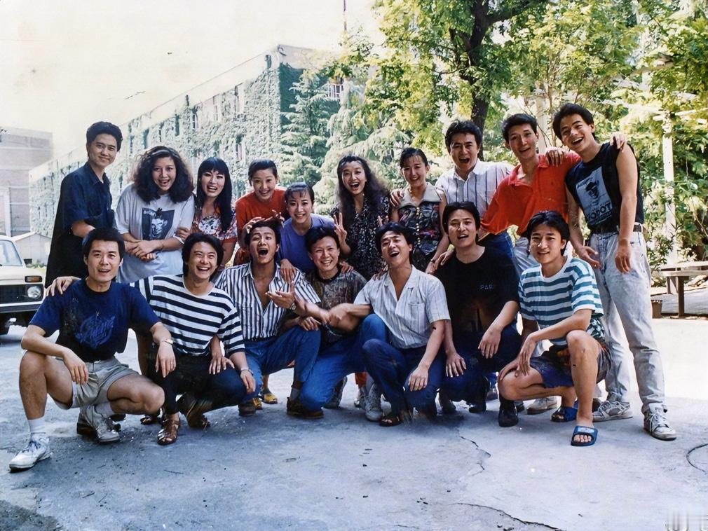 中戏87级本科班，都是帅哥美女，你能认出来几位？