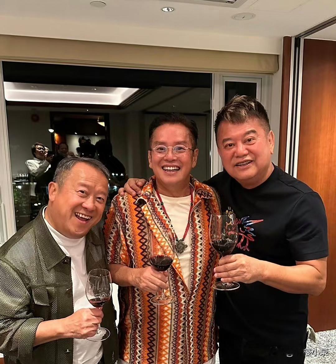 曾志伟、陈百祥一起为好朋友谭咏麟庆祝75岁生日，三个人都年龄超过70岁了，看起来