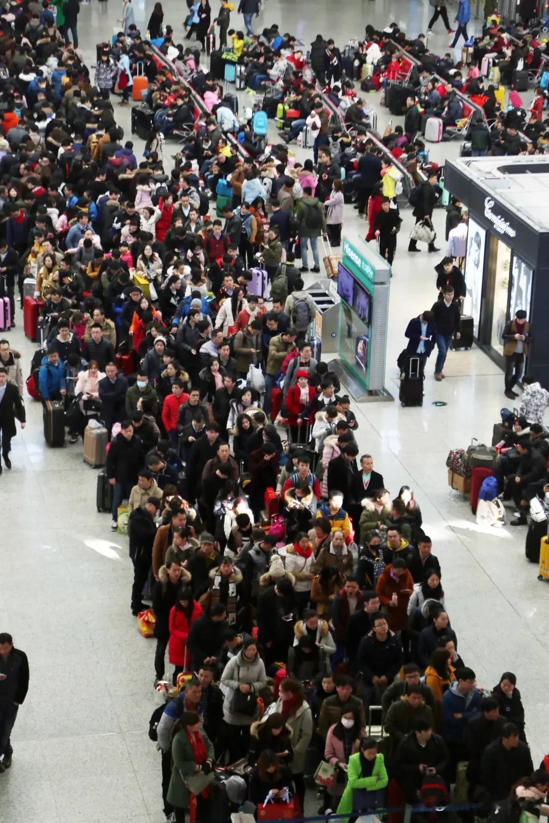 2026年春运铁路部门推出不少贴心新服务：1.误购免费退票：12306购票后