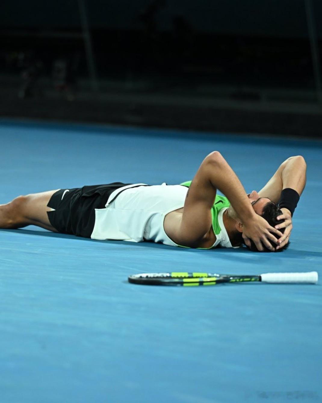 阿尔卡拉斯在澳网公开赛上以2-6、6-2、6-3、7-5击败诺瓦克·德约科维奇✅