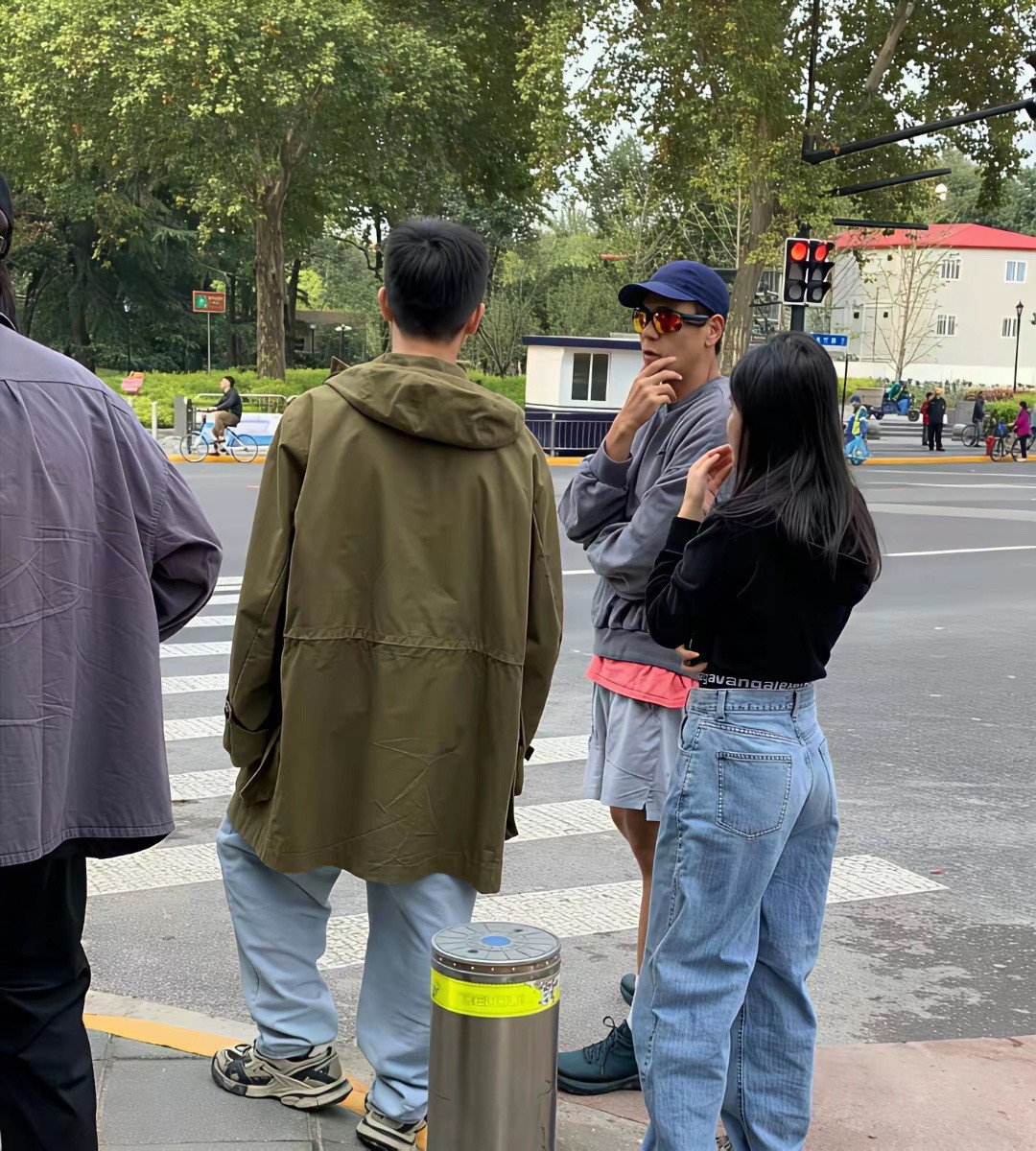 42岁彭于晏现身上海街头，他的穿衣打扮时尚有型，身材偏瘦，皮肤黝黑，看起来好帅气