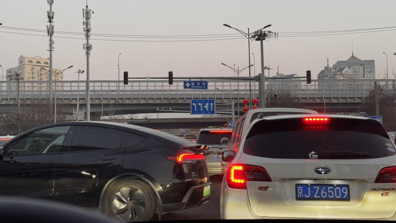 刚往西边走了一下高速返乡的车流量已经非常大跟平常放长假的车流差不多但有一点