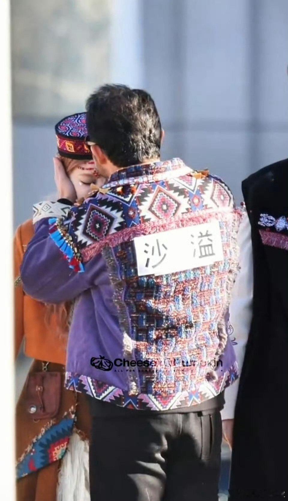 ......这么光明正大就该知道没啥我仔细看了几遍，应该是按照当地的习俗，第一下