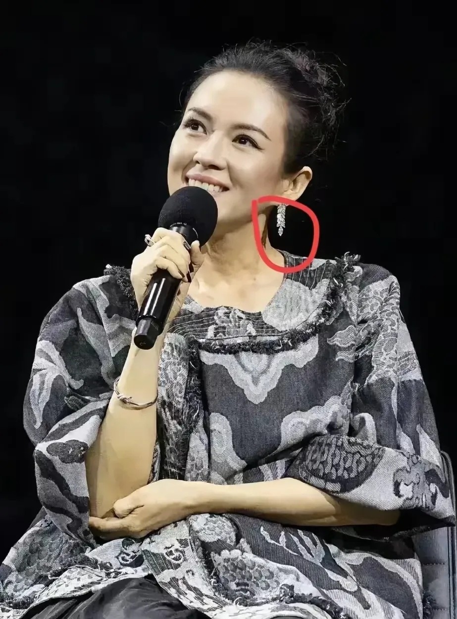 章子怡这次真给咱长脸！为《卧虎藏龙》25周年跑去美国，穿了条黑底印花新中式长裙，
