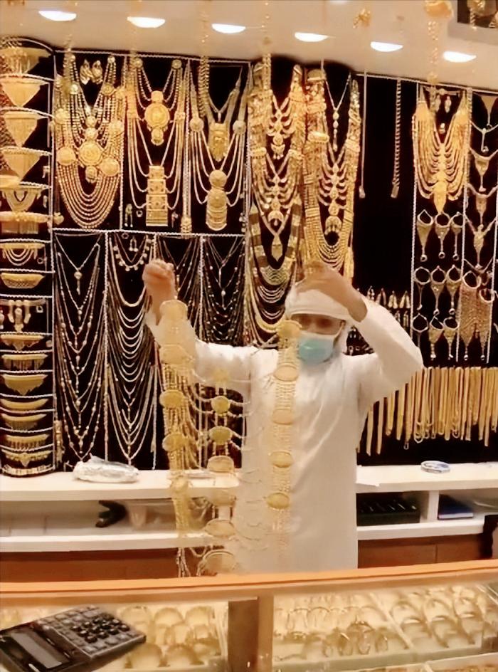 中东乱局炸翻全球金市！竟让全球黄金贸易中心迪拜上演了“黄金大甩卖”，这波操作直接