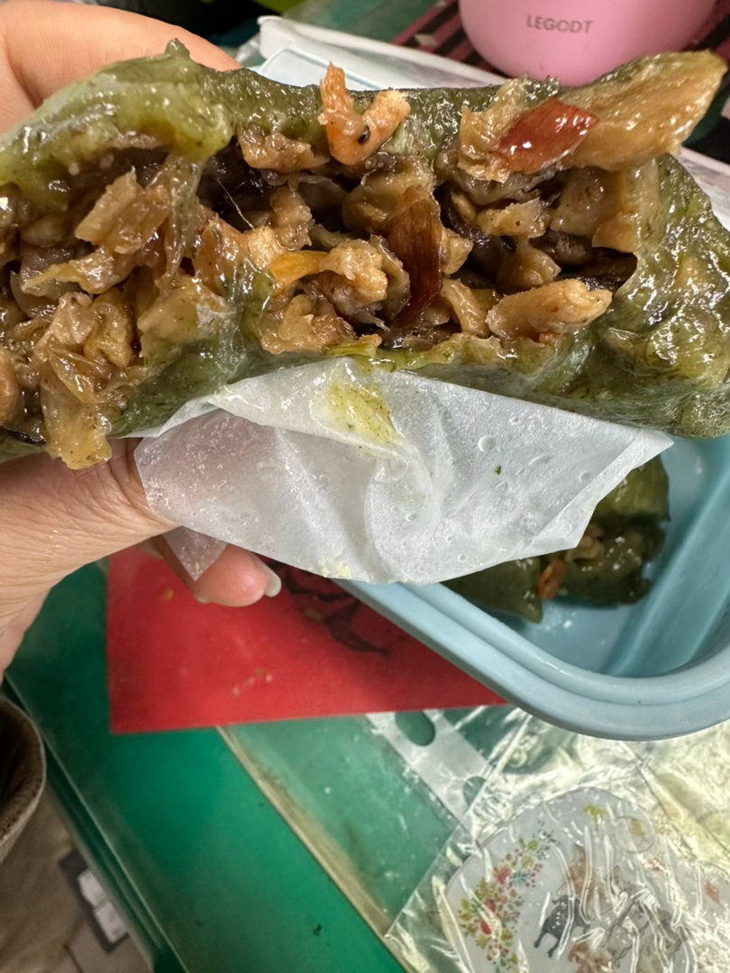 每日一餐分享今天早餐是艾草粿，咬三口才吃到餡😅。裡面包的是菜脯，我家這艾草粿很