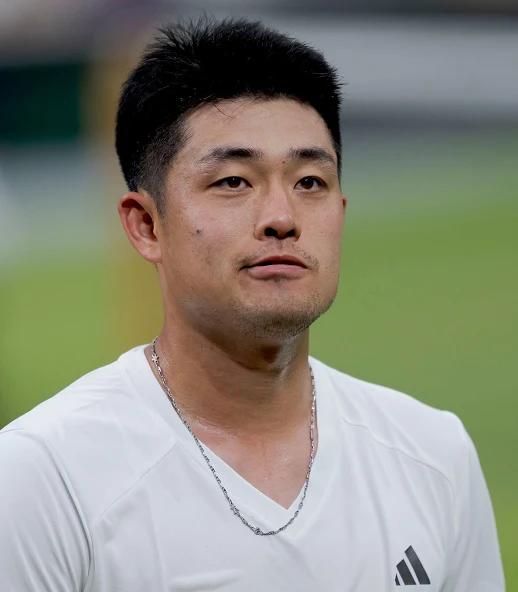 美网正赛开赛，我国名将吴易昺3比0胜世界排名93的亚当·沃尔顿，第一盘吴易昺第