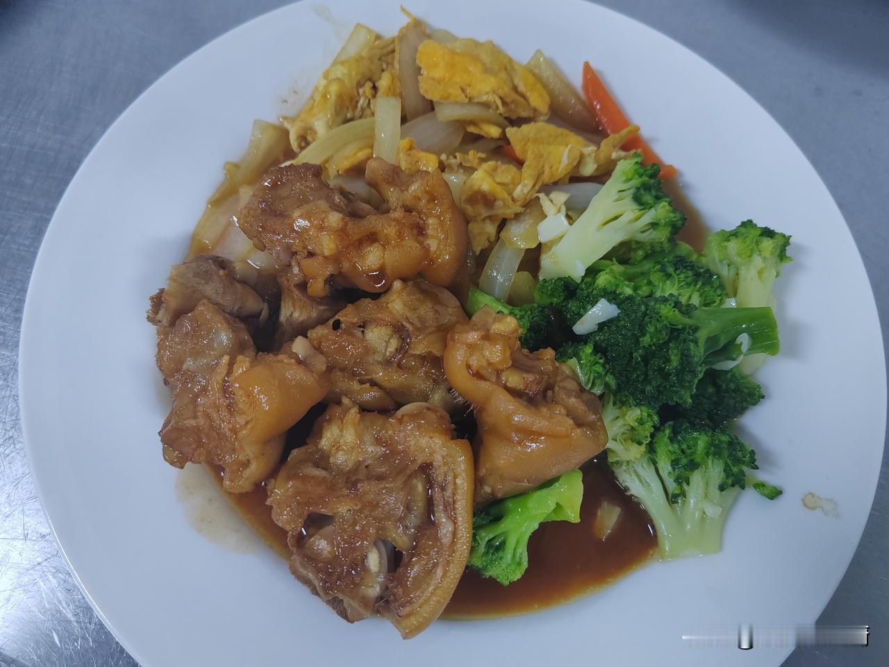 吃了晚餐，我正在和油条面，打算明天早上炸油条吃，这时有两个哥们吃完了晚餐，来到厨