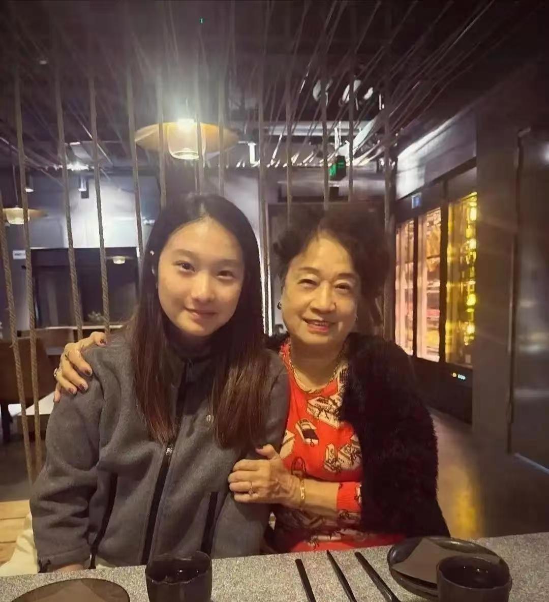 马伊琍女儿跟外婆喝咖啡晒照，老太太七十多岁烫卷发涂指甲，金银首饰一戴，精致得很。
