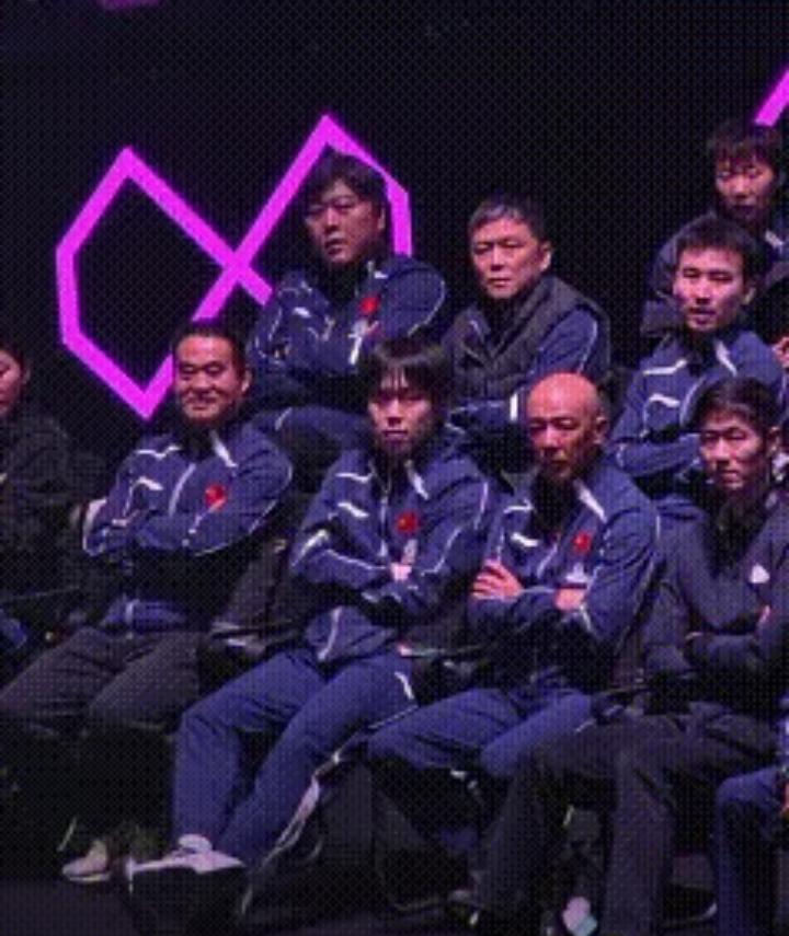 重庆冠军赛男单决赛，王楚钦现身看台，和肖指导认真讨论温瑞博的比赛，全程专注分析、