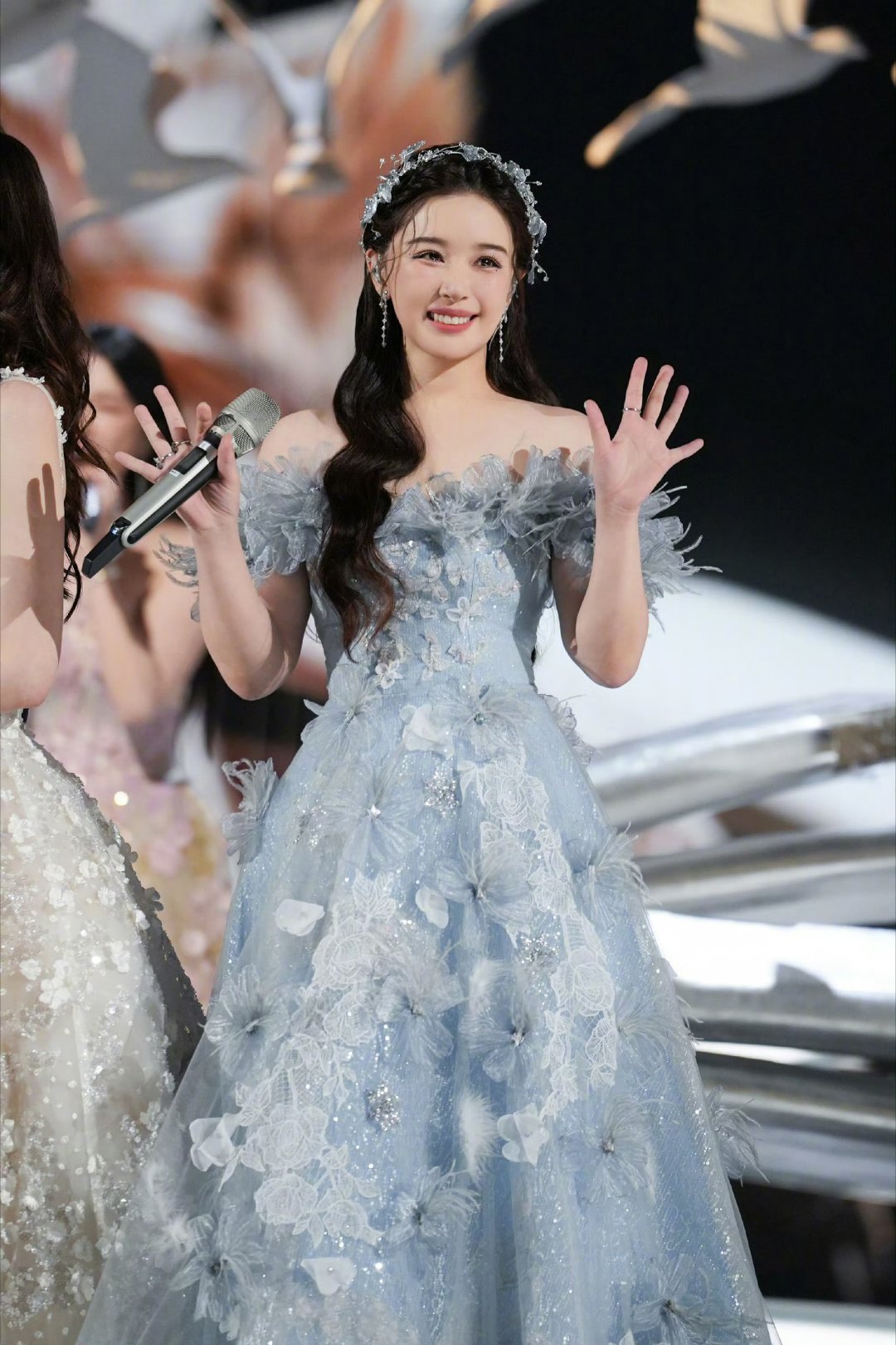 阚清子欣赏一下自己的精修图乘风舞台上的阚清子一身雾蓝色羽毛裙像落入凡间的精灵，每