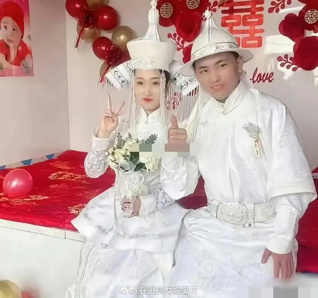 头一回看到这样的结婚礼服，好特别啊，看着不像国内的