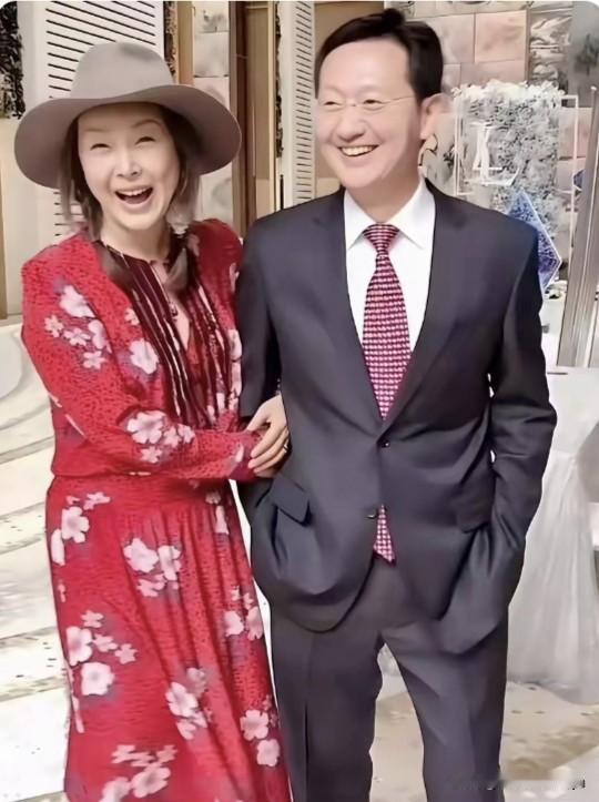 孙悦和她老公站一起，看着真的太般配了！两人都笑得那么舒心，她穿的明艳大方，老