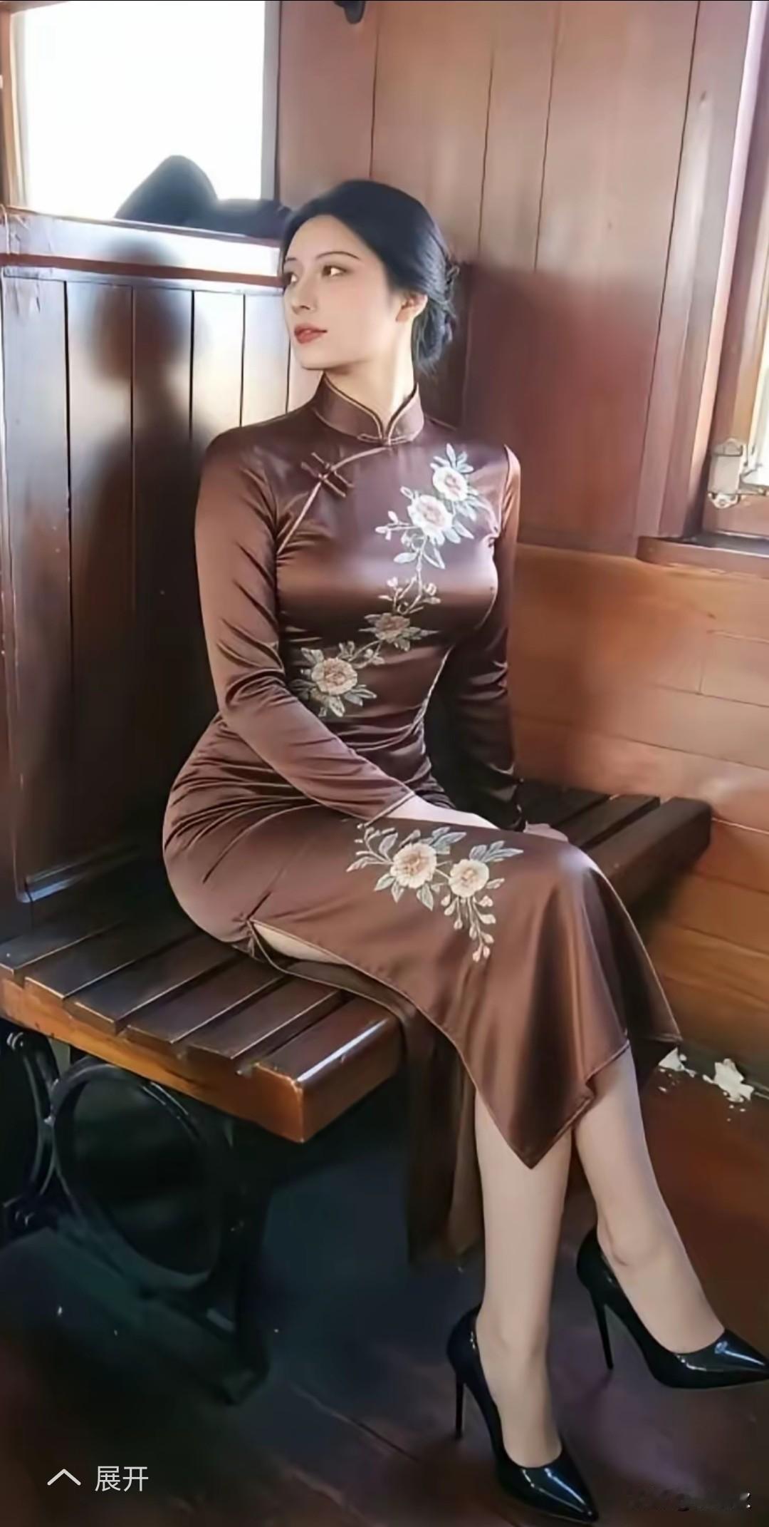 旧木车厢载时光，绿皮慢车忆沧桑。木椅光影留余韵，往事悠悠在心房。