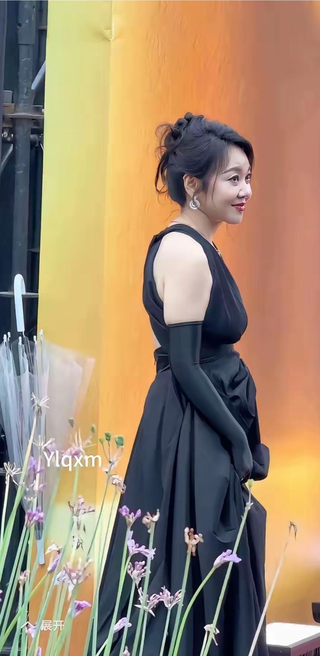 为什么女人到一定的年龄都会含胸驼背，像这样大明星，应该很注意保养，可还是抵不过岁