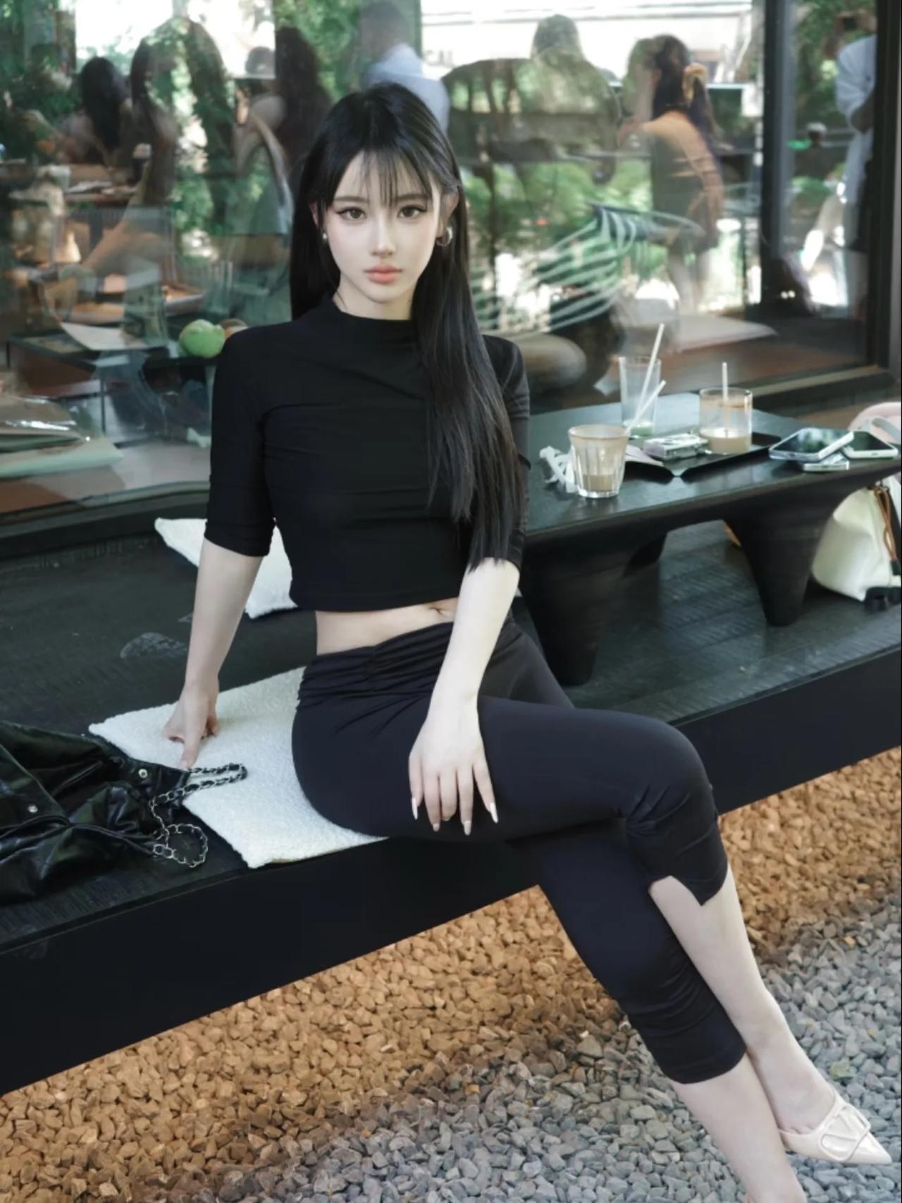 都市女孩的时尚穿搭，黑白配色的简约优雅。美女究竟能有多美如何展现少女的温柔气质