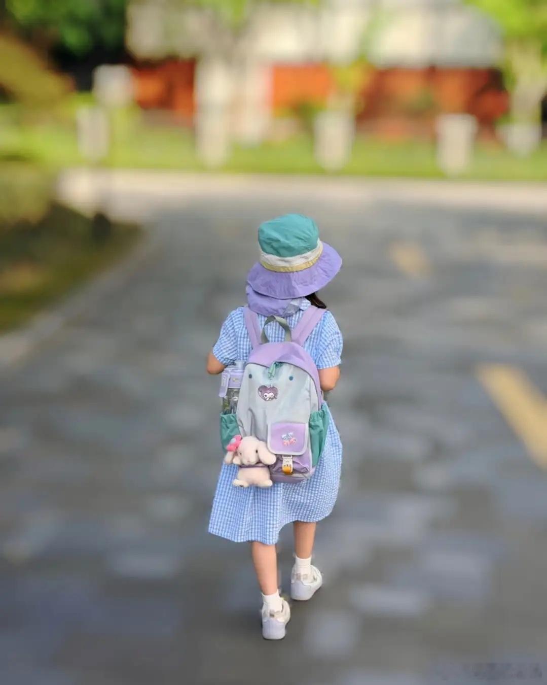 林峯张馨月送女儿格格上学，格格头戴一顶帽子，穿格子裙，自己背书包，看起来独立又可
