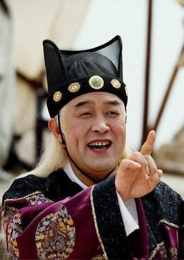 你绝对想不到，太监净身根本不是一刀的事。那刀是弯的。净身师一手死死捏住那孩子的命