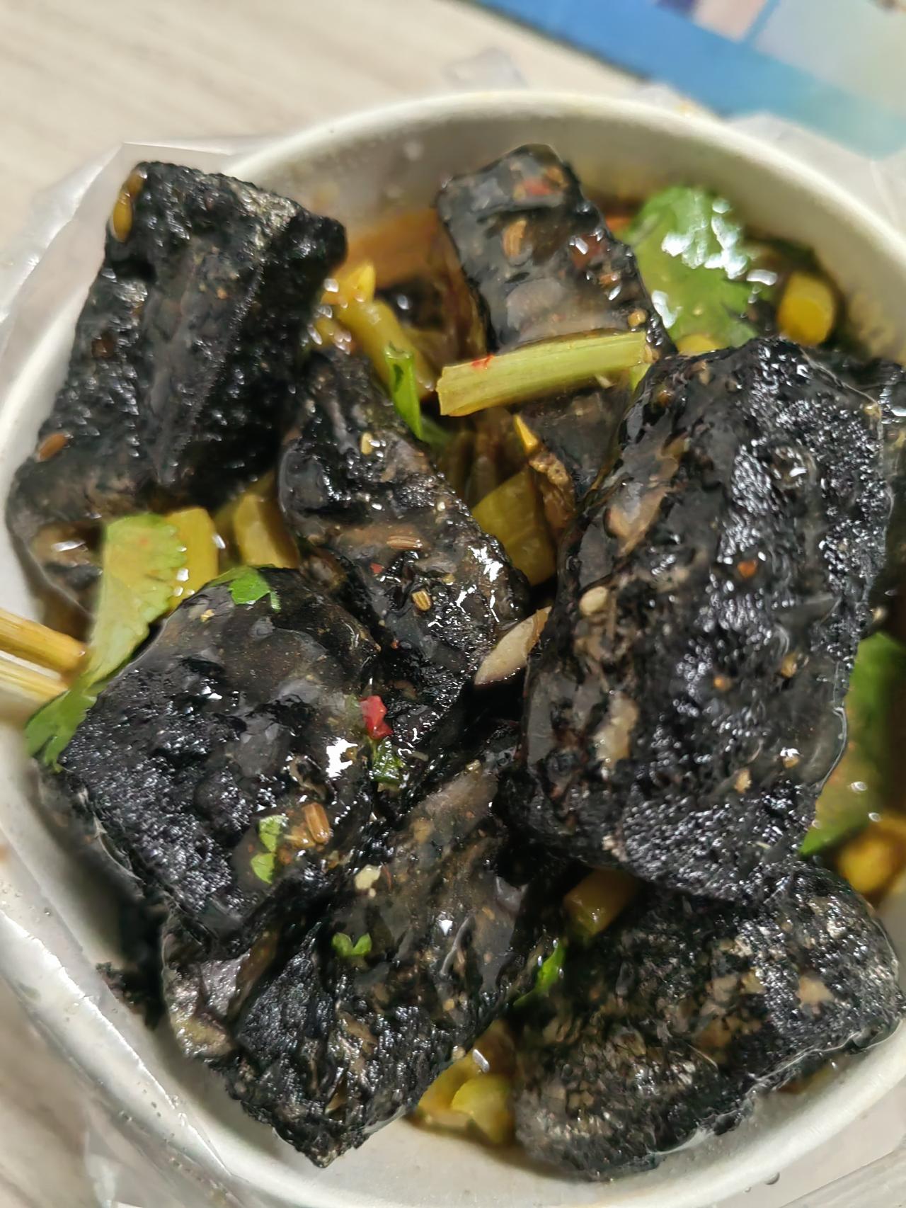 我猜想施工员家里一定是有矿，在这个节骨眼竟然还能当做项目所有管理人员的面和项目经