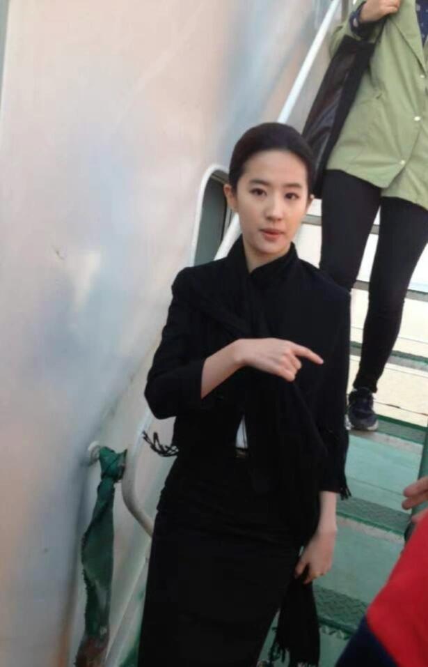 刘亦菲路人镜头下好瘦