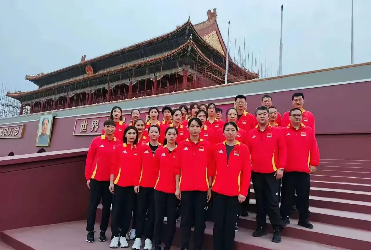 今日清晨，中国女排组织观看升旗仪式，并在天安门前集体合影。参加本次活动的球员共有