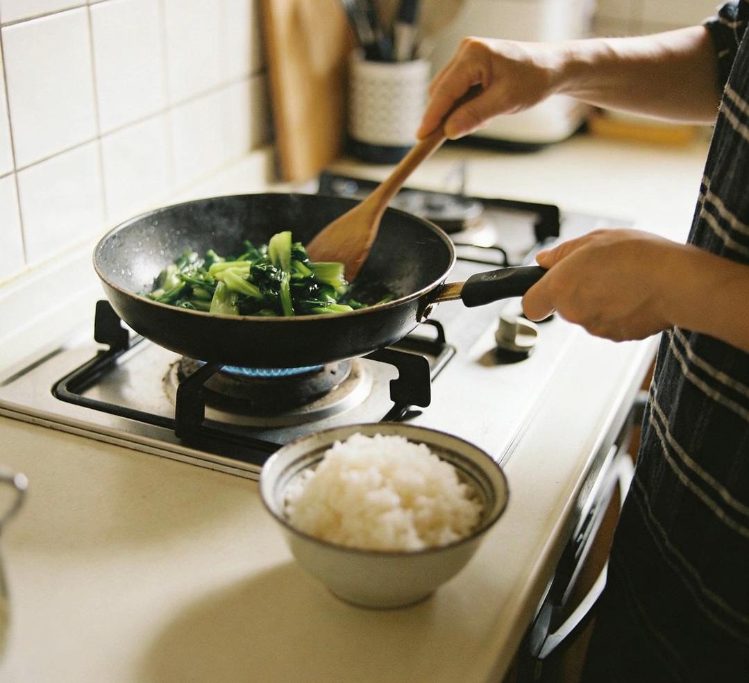 可日子过得好不好，真和朋友圈的炫耀没关系。前阵子同学聚会，当年最出风头的老