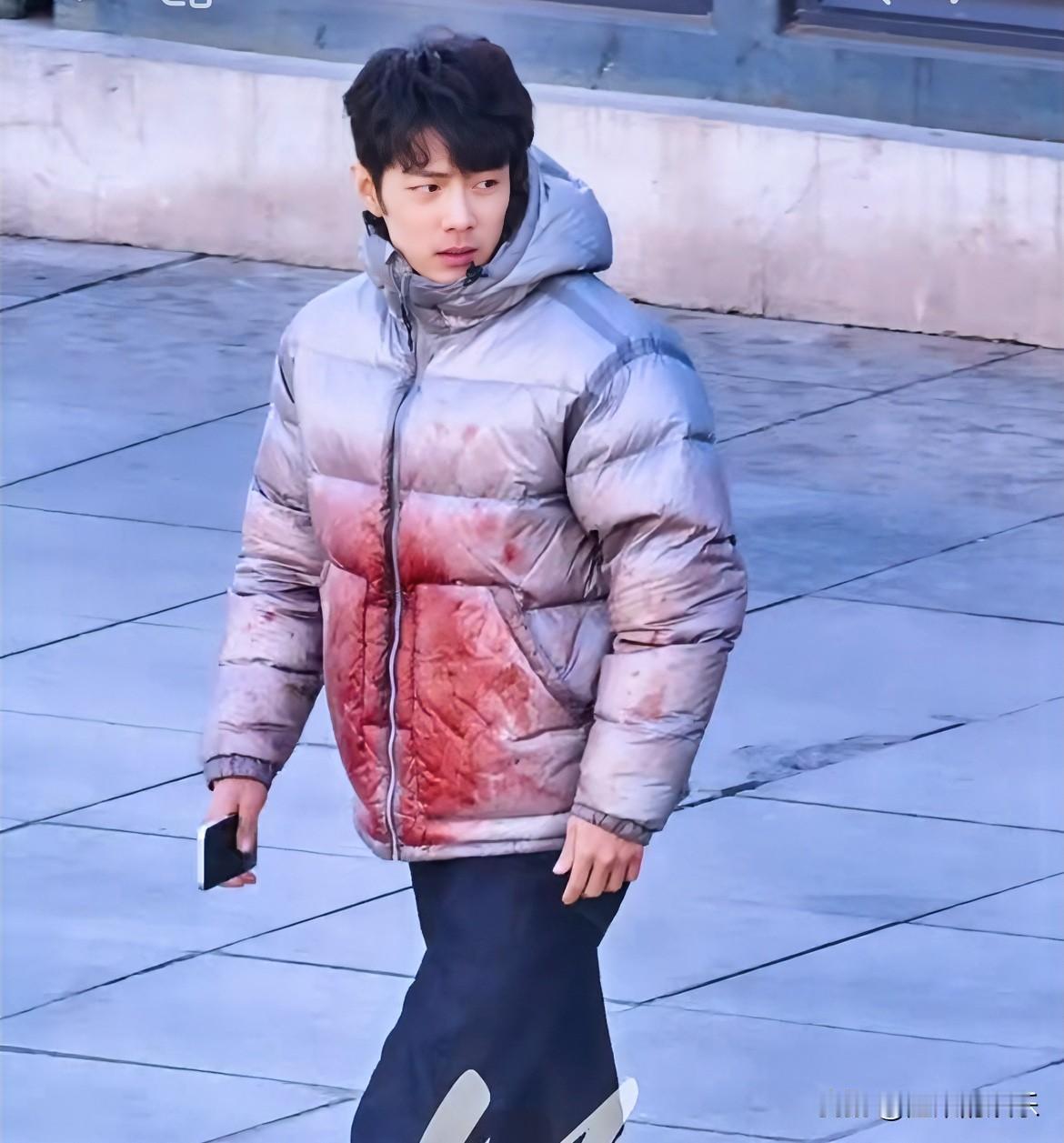 一开始以为肖战穿得是渐变色的衣服，想着还挺时尚的，没想到这是在救人了。这一看就是